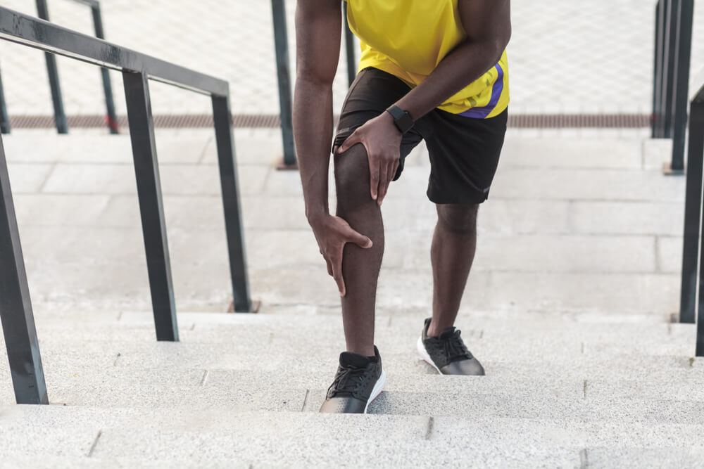 knee pain walking up stairs