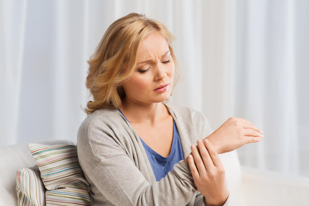 wrist pain with no swelling